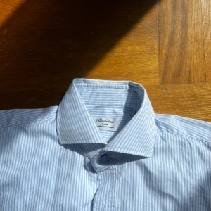 Blårandig skjorta från Stenströms Slimline - Snygg blårandig skjorta från Stenströms Slimline i 100% tvåfaldig bomull. Klassisk krage, långärmad och med knappar framtill. Perfekt för dig som gillar stilrena och fräscha skjortor med smal passform.