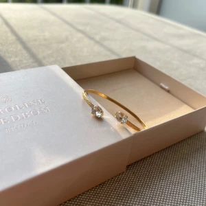 Guldarmband med kristaller Caroline Svedbom barnstorlek  - Aldrig använd   Flower Girl Bracelet / Crystal (children size)  Guldigt armband med klar sten  Beställde fel storlek men helt oanvänd