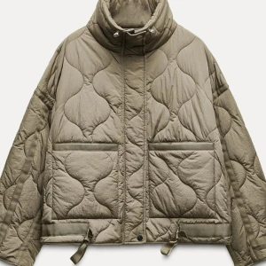 Zara grön jacka - Säljer pågrund av att jag tröttnat. Xs men passar även S😊