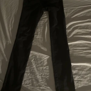 Replay Jeans - Anbass Slim-Fit Jeans, oanvända i bra skick. Svart/Mörkgrå. Nypris 1199kr