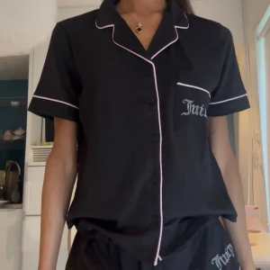Svart Juicy Couture pyjamas set   - Ett helt nytt sätt från juicy couture , så mysigt o skönt att ha hemma