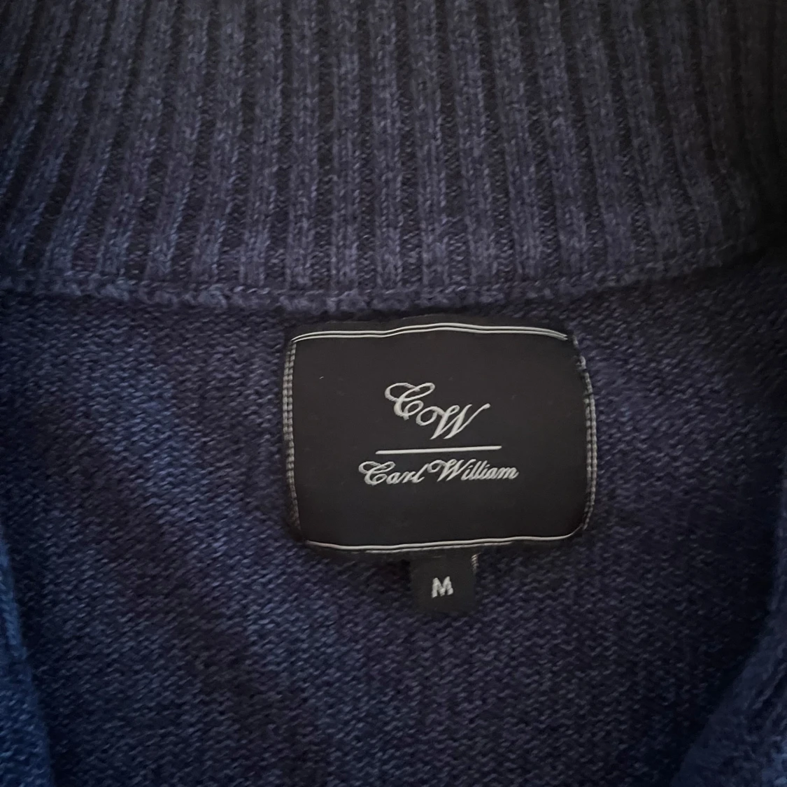 Marinblå stickad kofta från Carl William - 1