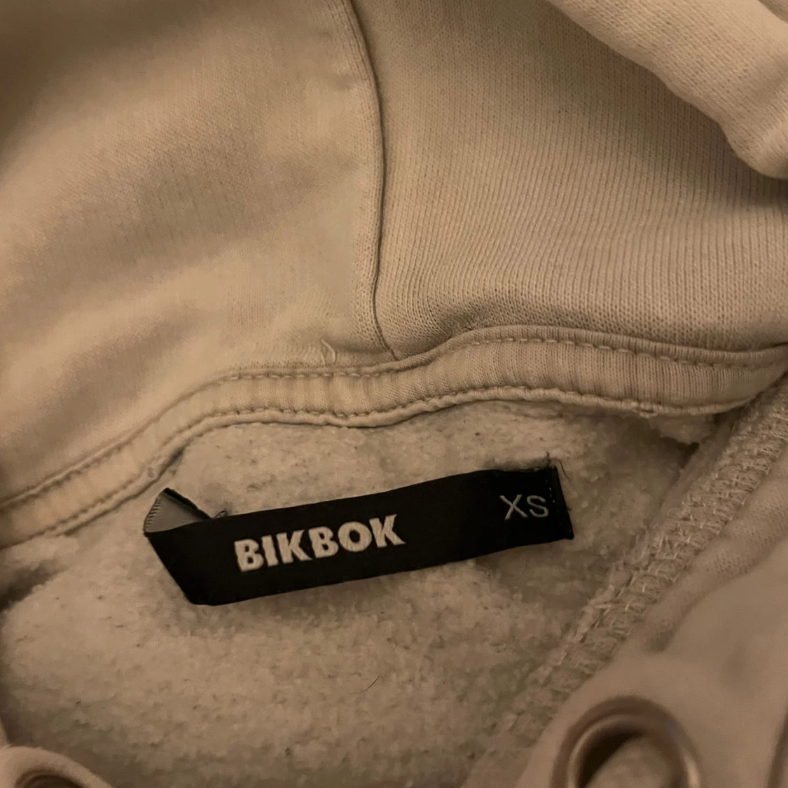 vit hoodie från Bikbok med huva - 1
