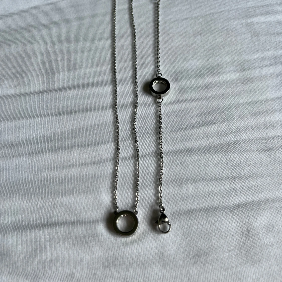 Silverfärgat halsband och armband med cirkelberlocker