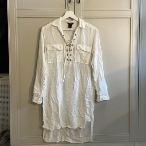 Klänning - En skjortklänning i storlek xs från Lindex. Medföljer midjeband