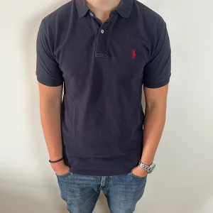 Ralph lauren piké | S  - Mörkblå Ralph Lauren piké | fint skick | äldre modell, tröjan är något längre baktill | modellen är ca 180 |  hör av dig om du har funderingar🙌|