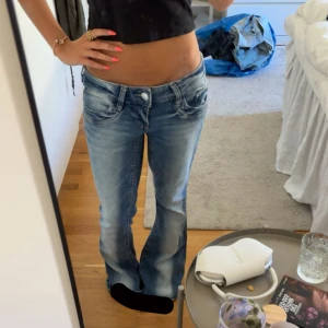 Blå bootcut jeans - Snygga blå jeans från gina tricot med bootcut passform och låg midja. Bara använda en gång, så de är i jättebra skick! Säljer eftersom de är för stora 