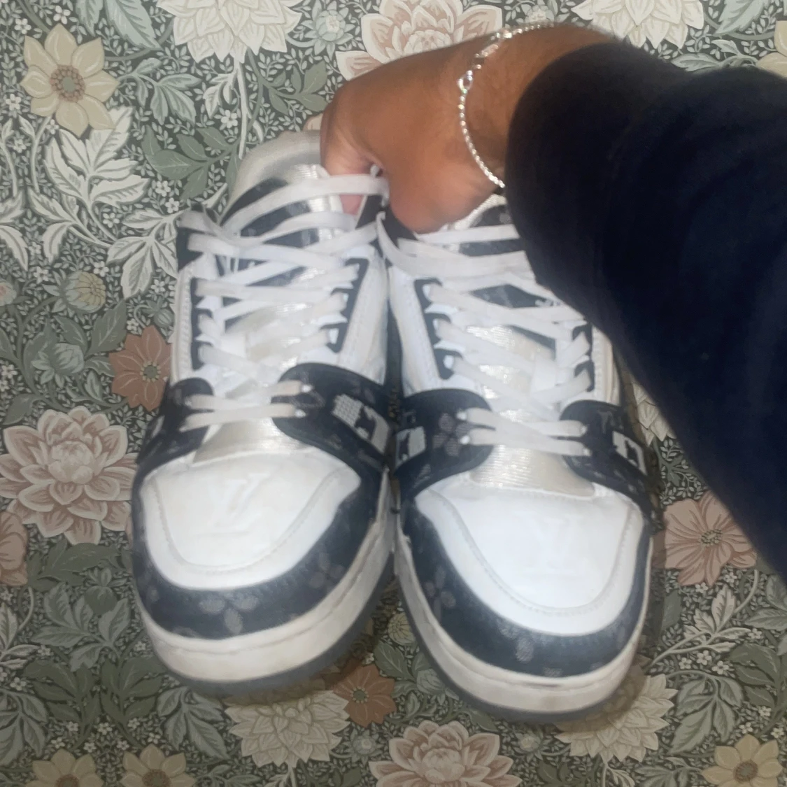 Vita och svarta sneakers från Vuitton - 1