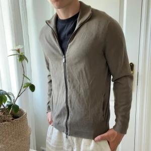 Massimo dutti full zip olivgrön  - Inga defekter men är aningen urtvättad. Olivgrön och storlek M. Modellen är 180,75kg. Kom med frågor! 