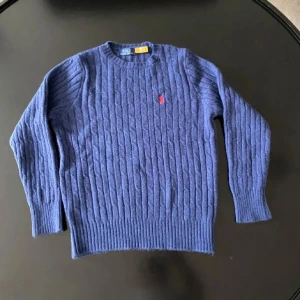 Polo ralphloren tröja  - Ett väldigt snygg tröja passar till mycket säljer pga för liten hör av er vid funderingar pris kan diskuteras vid snabb affär storlek xs