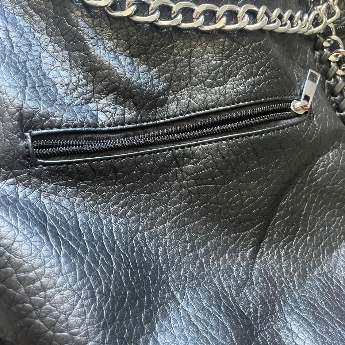 Svart axelväska med kedja från TIAMO - 2