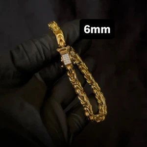 Kejsarlänk Armband Äkta 14K Guldplätering 6mm - Exklusiv kejsarlänk i 14K guldplätering! Utrustad med ett exklusivt diamant kistlås och stämpel 14K för en exklusiv känsla och look! Låset har 15st hand-set VVS-D CZ stenar på! Finns i storlek 20.5cm. Vänligen kontakta mig innan köp angående vilken storlek ni ska ha, OBS foto ex är 20.5cm, vikt kan variera något från kedja till kedja samt pga längd.