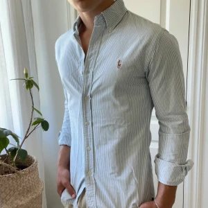 Ralph Lauren slim fit skjorta  - Randig Ralph Lauren skjorta i storlek S slim fit, modellen är 180,75 kg kom med frågor! Kom med frågor 🫶