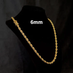 Cordell Halsband Äkta 14K Guldplätering - Exklusiv cordell länk i 14K guldplätering! Utrustad med ett exklusivt kistlås och stämpel 14K för en exklusiv känsla och look! Finns i storlek 60 och 55cm. Vänligen kontakta mig innan köp angående vilken storlek ni ska ha, OBS foto ex är 60cm, vikt kan variera något från kedja till kedja samt pga längd.