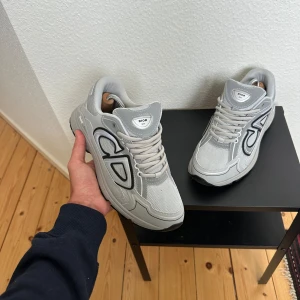 Dior b30 - Sjukt feta skor i eftertraktad färg | Inga defekter eller liknande | tveka inte att kontakta om minsta intresse 