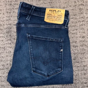 Replay Anbass jeans - Säljer nu ett par riktigt feta replay Anbass jeans. Storlek W32, längden vet jag tyvär inte eftersom lappen där längden står är avklippt, men längden på jeansen i cm är 93,5 cm. Jeansen är förkortade i längden (bild 4) men inget som märks vid användning. Om du har några funderingar så är det bara att fråga på! ❇️