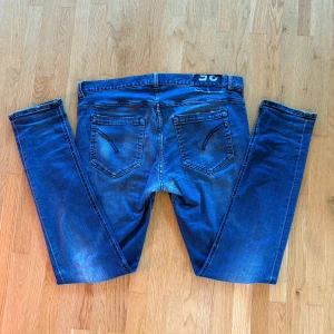 Dondup George - Tja, säljer mina Dondup jeans då jag inte gillar dom längre. Jeansen kom med slitningar på alltså inget jag gjort själv. Det finns tecken på användning men de är fortfarande i okej skick. W35 i Dondup storlek passar för dig som är ca 180cm eller har W31-W32 på replay anbass. Skicka DM vid intresse!