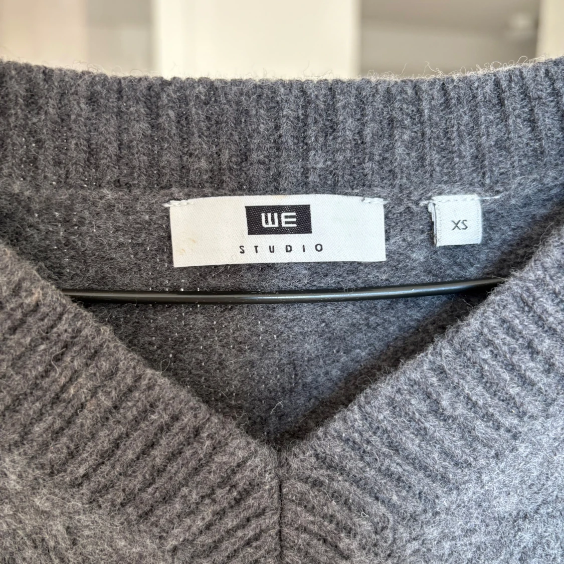 Grå stickad tröja med v-ringning - 3