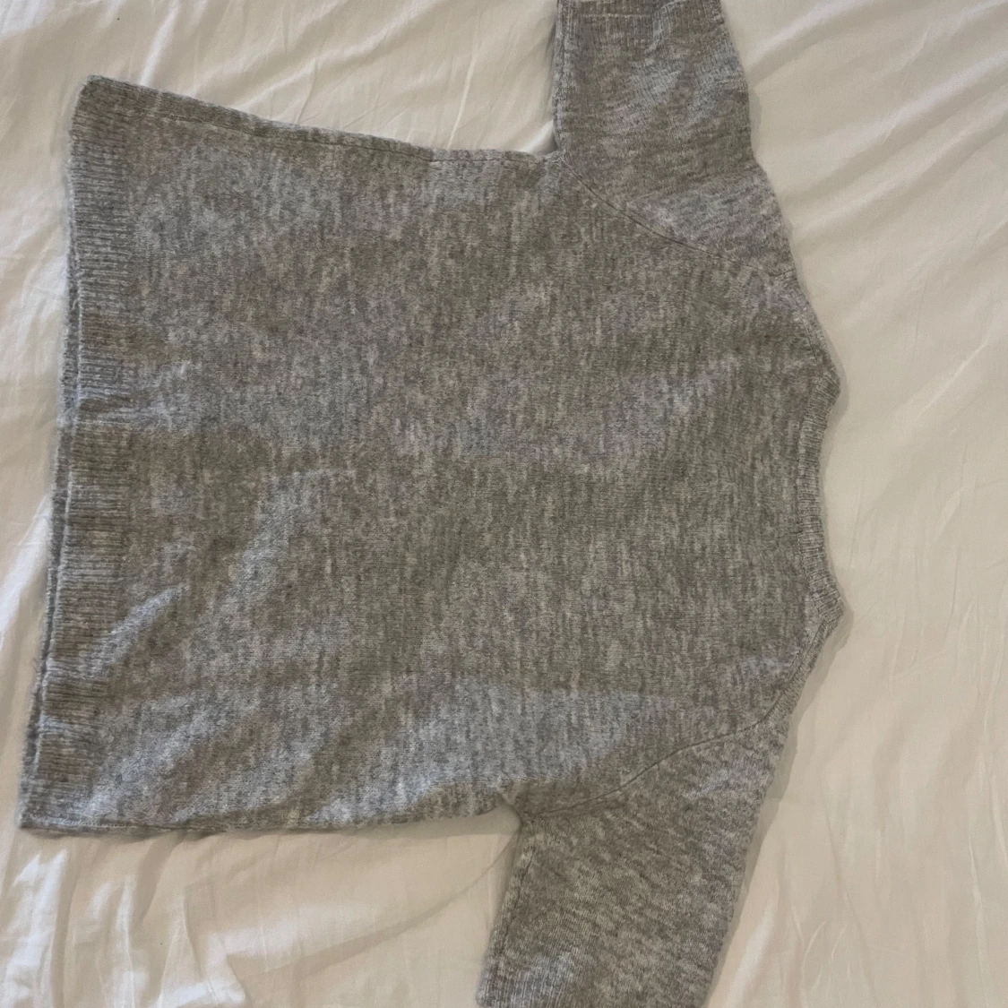 Grå kortärmad kofta med pärlknappar 🤍🤍 - 2