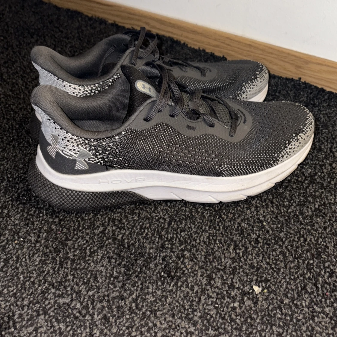 Svarta Under Armour HOVR sneakers