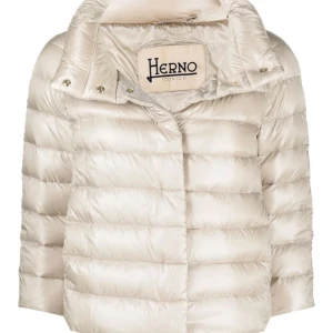 Beige pufferjacka från Herno - Säljer nu denna snygga jacka ifrån herno. Jackan är i storlek xs-s. Kan skicka bilder på jackan vid önskemål. Och priset kan diskuteras vid snabb affär. Jackan är självfallet äkta💕