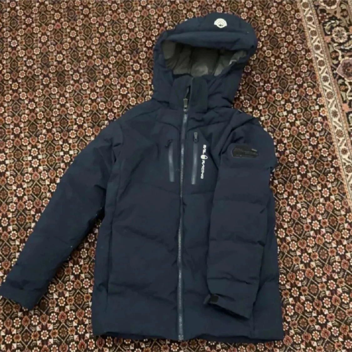 Mörkblå Sail Racing dunjacka med huva