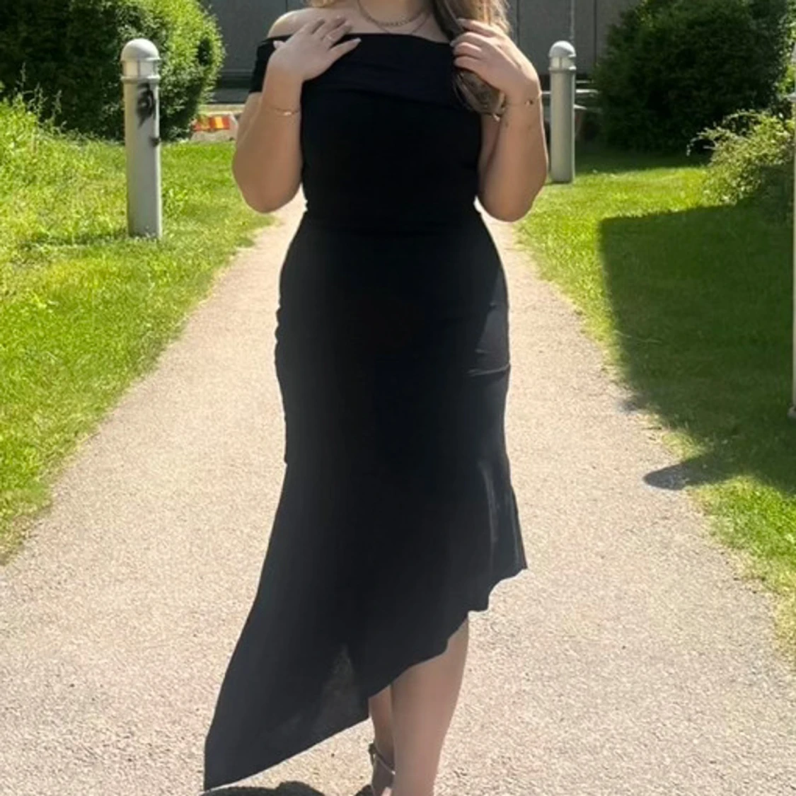 Svart offshoulder långklänning