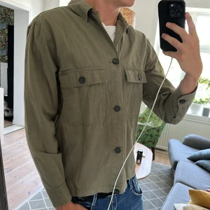 Olivgrön overshirt  - Inga defekter, mycket bra skick. Perfekt till hösten/sensommar. Skriv vid fundering 🙌😊