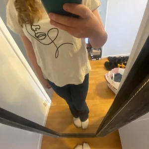 Blå Snake Flare jeans från 157 - Säljer ett par blå Snake Flare jeans från 157 med snygg flare i benen och klassisk design. Jeansen har en mörkblå tvätt, kontrastsömmar och dragkedja med knapp. Perfekt för dig som gillar retrovibbar och vill ha ett statement-plagg i garderoben.