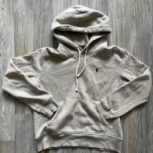 Grå hoodie från Polo Ralph Lauren - Säljer en grå Ralph lauren hoodie som bara är använd ett antal gånger utan defekter. Står S på lappen men sitter som en XS. Sitter perfa på mig som är 170 om inte lite liten. Skriv gärna vid frågor eller bud🙏