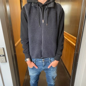 Mörkblå fleeceväst  - Säljer en tvär fet mörkblå fleece väst. Trendig och perfekt inför hösten. Väldigt flexibel går till allt från hoodie till över T-shirt. Bär storleken s. Vid fler frågor och funderingar är de bara att höra av sig