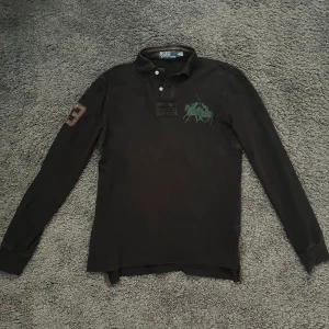 Ralph Lauren pike  - Slimfit Ralph lauren långarmad piké. Bra passform bra skick storlek s 