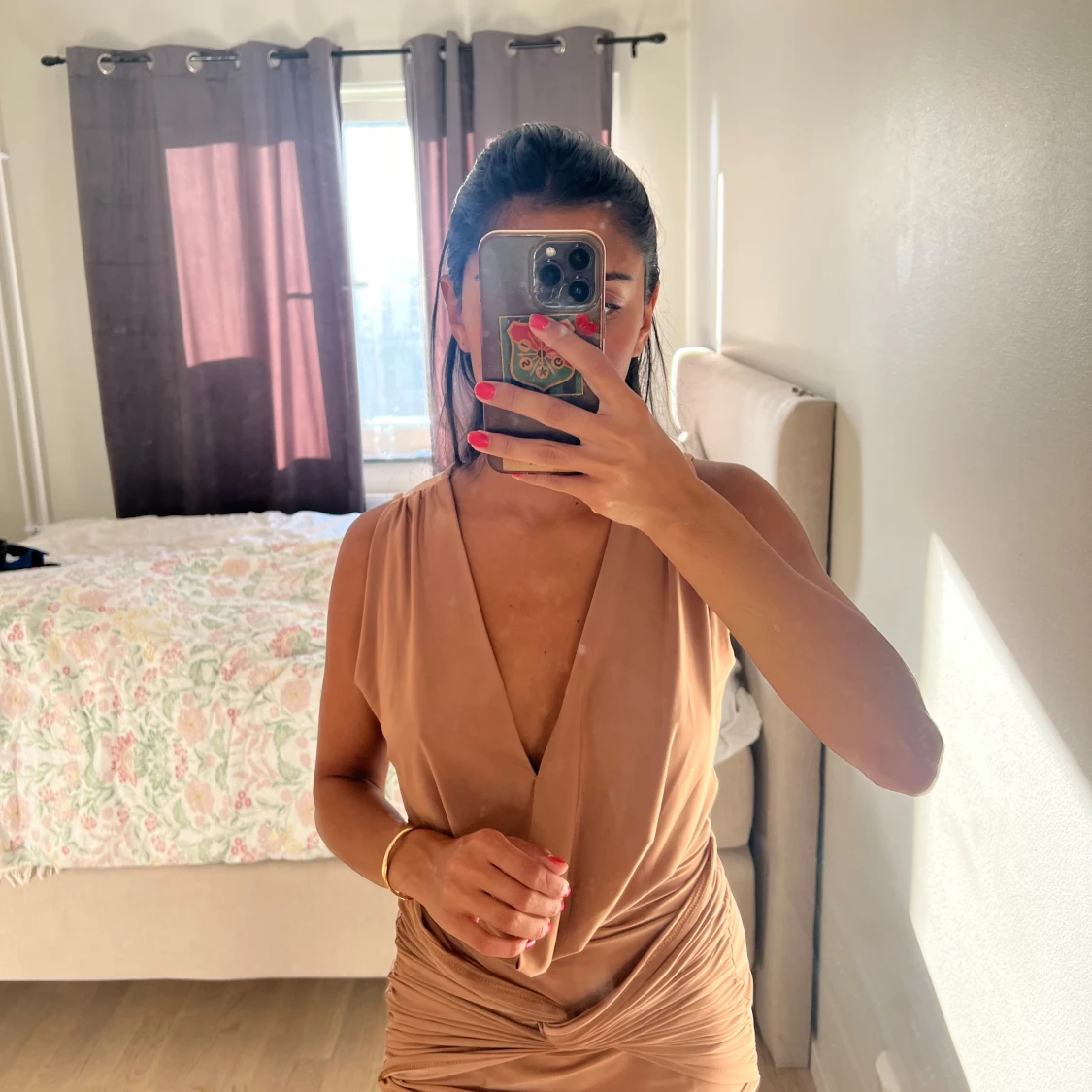 Beige urringad  kortklänning  - 1