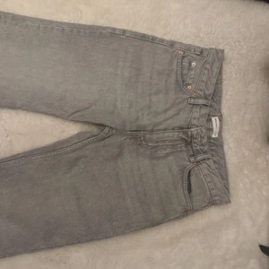 Low waist jeans gråa - Gråa Low waist jeans  Storlek 36 Super snygga och sköna Använt fåtal gånger Från ginatricot    Slutsåld 