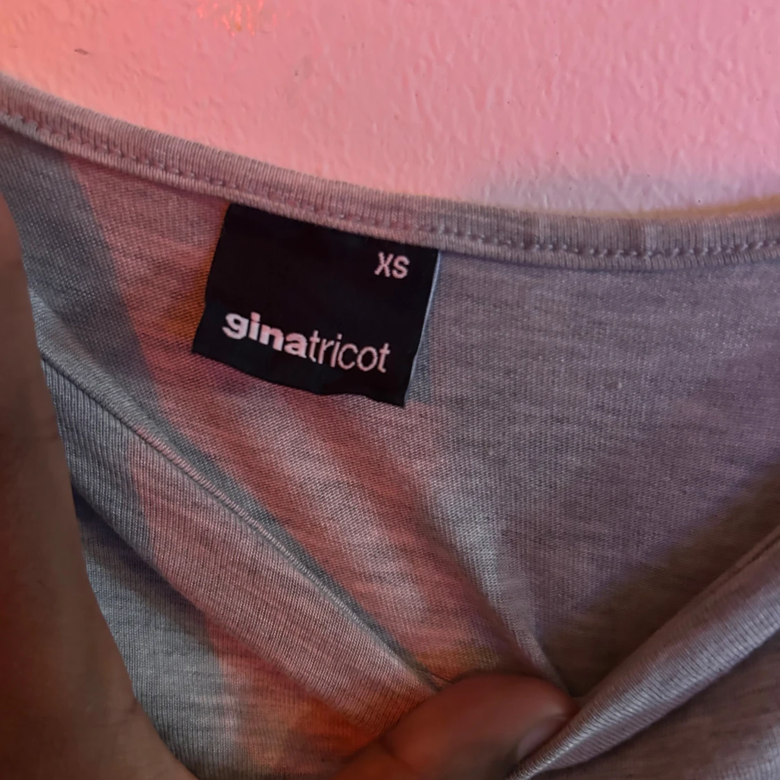 Grå långklänning med smala axelband - 4