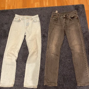 Två par Levis jeans 501 - Säljer två par Levis jeans. Ett par i ljusblå denim och ett par i mörkgrå denim. Båda har klassisk femficksdesign och knappgylf. Perfekta för en avslappnad stil. Två par Levis jeans 501. Båda är storlek 25 ,30. Passar bra till en ung kille i början av tonåren men passar också tjejer. Båda är i bra skicka men det kan synas på vissa ställen att de är använda men ser bra ut.  Ett par är mörkgråa och ett ljusblå. Hämtas helst nära Varberg. Nypris ca.1100kr styck.   En för 300  