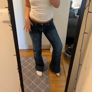 lågmidjade jeans - låg/midwaist jeans!  midjemått: ca 36 innerbenslängd: ca80