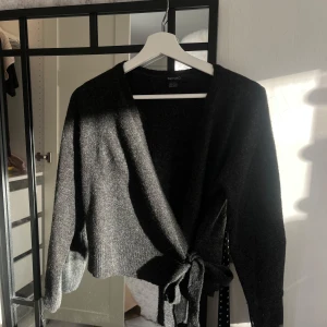 stickad omlåttskofta - jättefin stickad omlåttkofta som aldrig har kommit till användning 💕