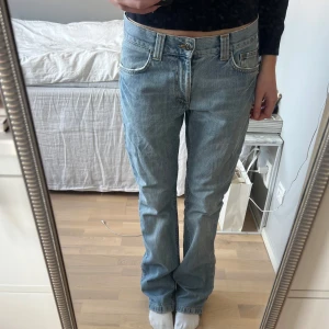 Blå jeans med bootcut - Supersnygga jeans som är bootcut och sitter lågmidjat men lite större så de sitter lite lösare. Står stl 31/32 men jag bär stl s och de sitter bra på mig!