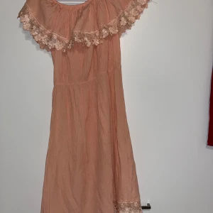 Kesämekko - Naisten kiva vaaleanpunainen kesämekko. Koko lapussa koko XL, mutta, on pientä mitoitusta, joten vastaa kokoa XS tai S. Kaikai n 36cm, pituus n 82cm.  Toisessa kyljessä pieni repeämä, jota yritetty korjata, voi korjata nätimmin jos osaa. Kissatalous MMM, voin mittailla tarvittaessa. Mikäli hinta ei miellytä tarjoa rohkeasti Katsothan myös muut ilmoitukseni!!