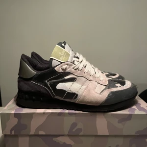 Valentino rockrunners - Ett par rockrunners i strlk 44. Dustbag, snören, kvitto, box ingår. Det är i ganska bra skick men kan lätt fixas med en liten tvätt. Hör av er vid frågor och annat. 