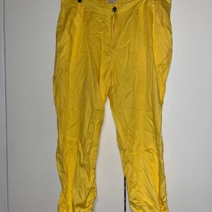 Caprit - Naisten ihanat keltaiset caprit. Koko 40. Haara-lahje n 55cm, vyötärön leveys n 42cm. Kissatalous MMM Mikäli hinta ei miellytä tarjoa rohkeasti!! Katsothan myös muut ilmoitukseni!!