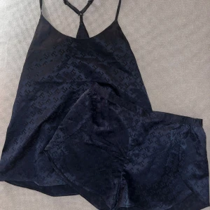 Pyjamas sett från Tommy hilfiger - nyskick💕