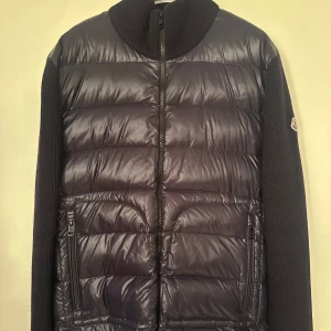 Moncler  - Moncler cardigan. Size Xl, skick 9/10 super fint. Pris 4490kr. Färg navy blue. 