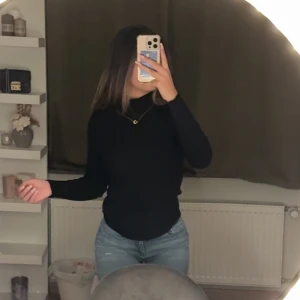 Svart ribbad polotröja från Zara - Säljer en svart ribbad polotröja från Zara i storlek 13-14 (164 cm). Säljer då jag inte använder polo tröjor