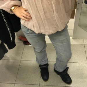 LTB jeans - Ltb jeans i modellen jonquil (mid-low, raka slim). Säljer då dom är för stora och inte kommer till använding. Dom är uppsydda för att passa mig perfekt som är 164cm, se sista bild för resultatet. Höfter≈ 84cm livhöjd≈22cm. Passar någon med M-L. Pris kan absolut diskuteras
