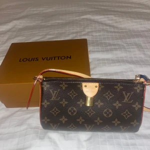 Axelväska Louis Vuitton - Axelväska från Louis Vuitton i klassiskt monogrammönster. Väskan har en dragkedja och detaljer i guld. Kommer med originalförpackning och dustbag. Använd en gång och köpt via vestiaire❤️ Pris kan diskuteras ❣️