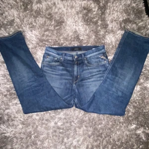 Blå Replay Jeans  - Snygga blå jeans från Replay. Perfekta för en avslappnad stil. Säljer jeansen för 600 då de är knappt använda och i bra skick pris kan diskuteras. Skirv om ni har några frågor💪🏽💯