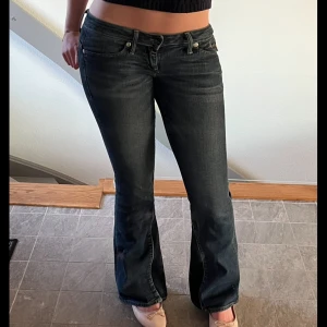 G-star low waist jeans - Super snygga ultra low waist jeans från gstar. Ser lite mörkare ut på första bilden än vad d är. Storlek 28/34, passar XS/S. Använda men väldigt fint skick, inga skavanker.  Sytt ut dom där nere för att de ska vara mer flare & en snygg extra detalj 💞