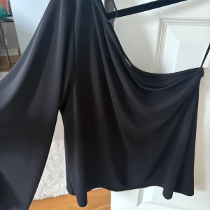 One shoulder topp - One shoulder topp med bredare arm , använd en gång på nyår så i fint skick!  Kom med prisförslag ☺️